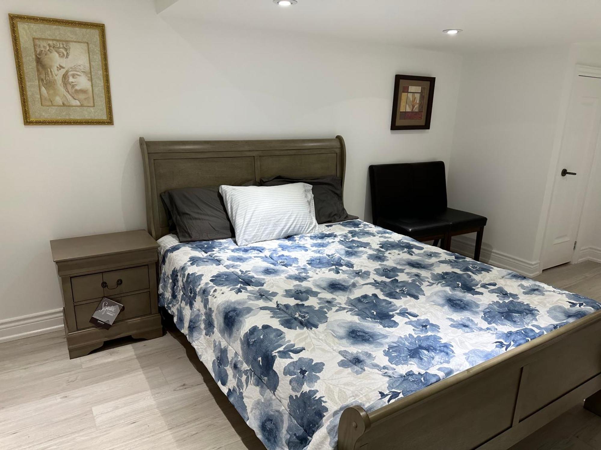 Double Bedroom On Up Or 3 Bedrooms In Basement Near Eglinton Subway Station Toronto Exteriér fotografie