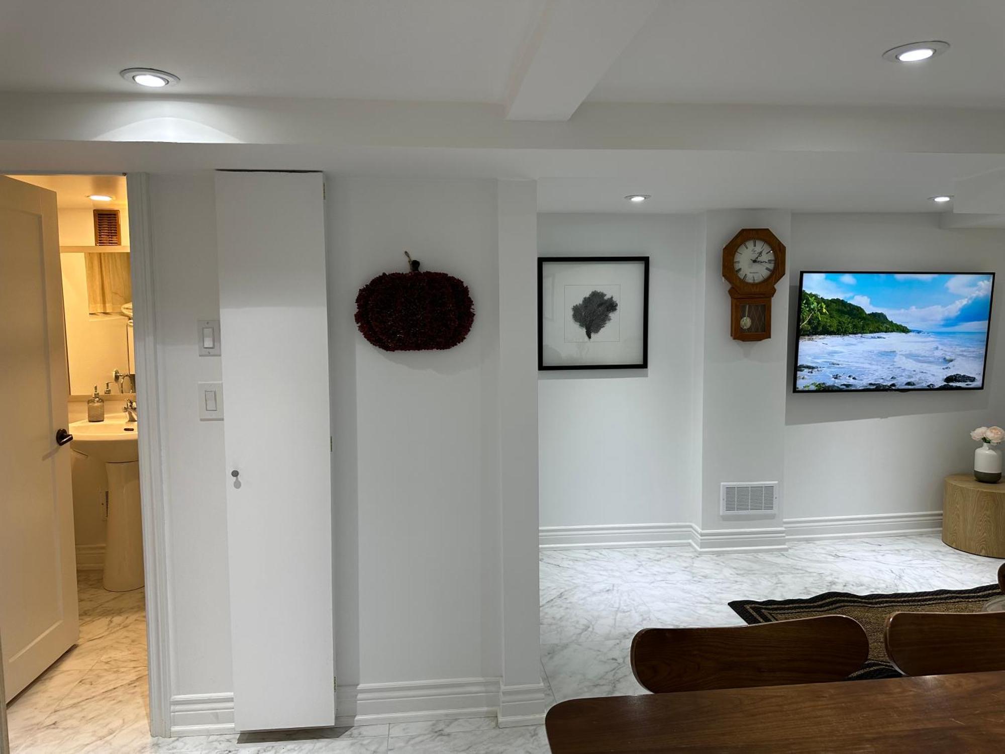 Double Bedroom On Up Or 3 Bedrooms In Basement Near Eglinton Subway Station Toronto Exteriér fotografie