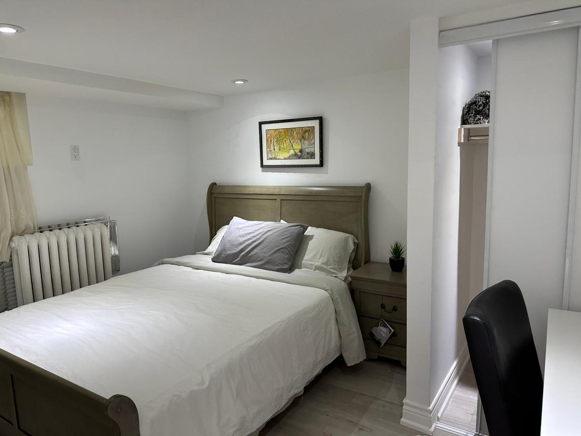 Double Bedroom On Up Or 3 Bedrooms In Basement Near Eglinton Subway Station Toronto Exteriér fotografie