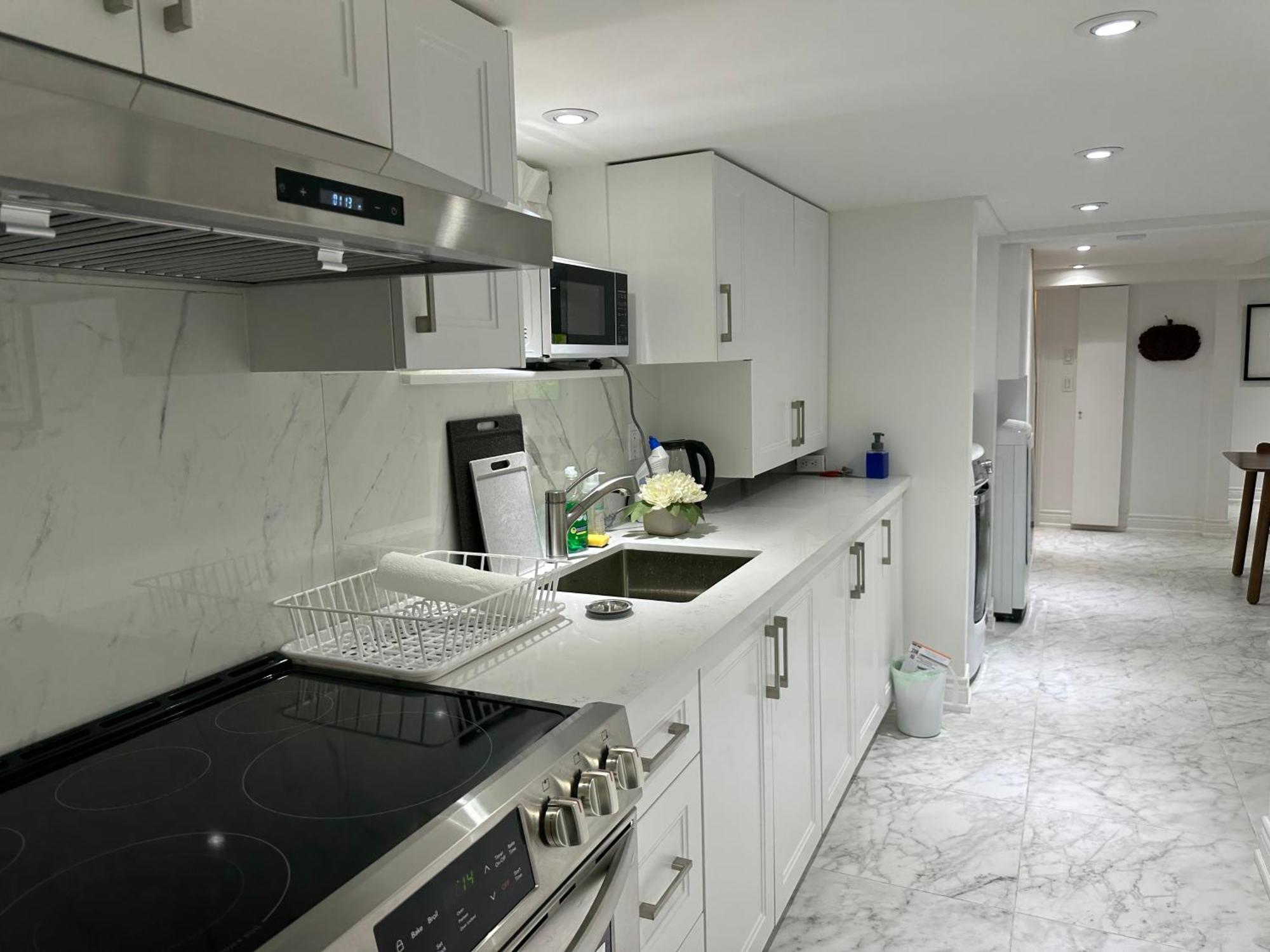 Double Bedroom On Up Or 3 Bedrooms In Basement Near Eglinton Subway Station Toronto Exteriér fotografie